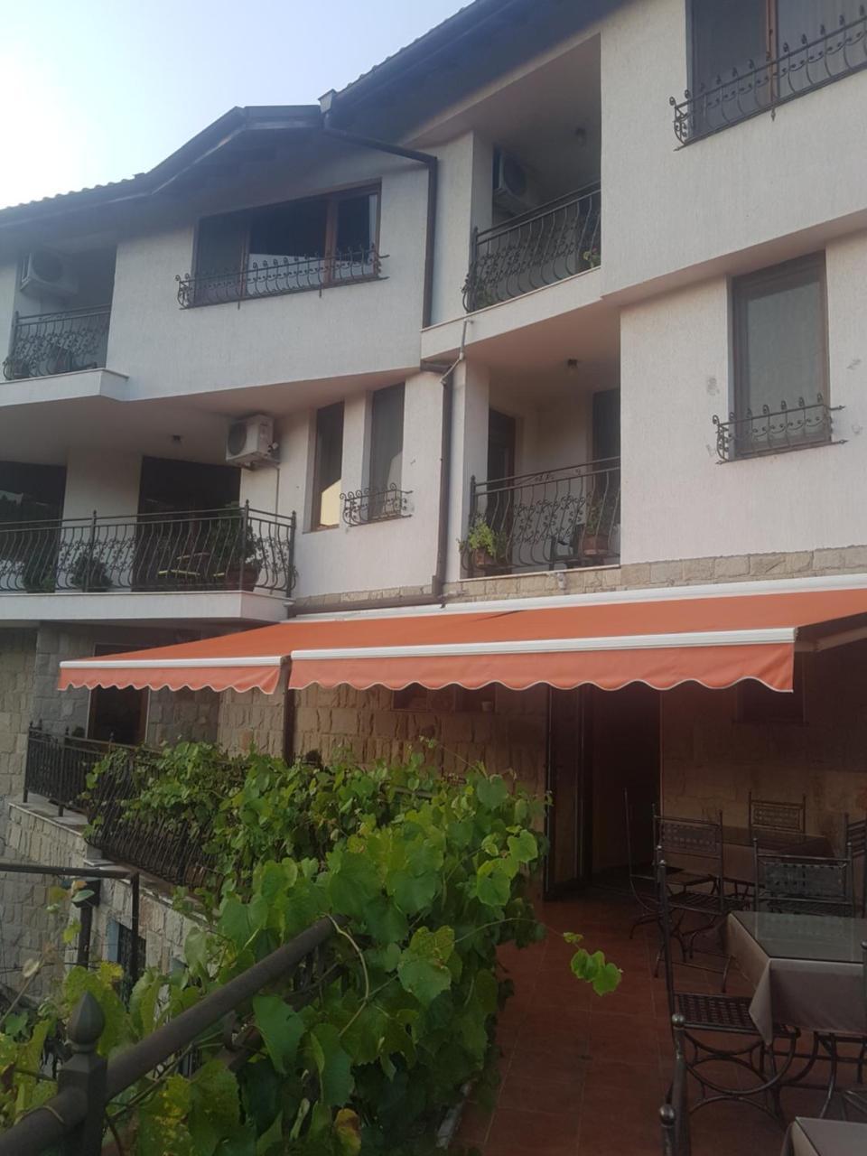 Family Hotel Silvestar Veliko Tărnovo Exteriör bild